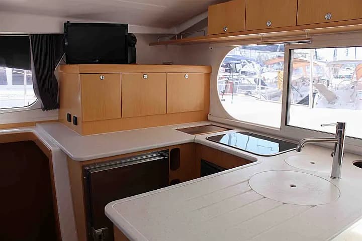 Nautitech 441 in Athens / Alimos Marina - Photo 4