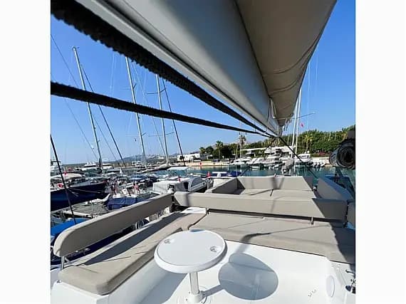 Bali 4.4 in St. Vincent / Admiralty Bay / Bequia Marina - image 1