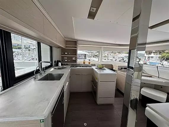 Lagoon 46 in Salerno / Marina d'Arechi - Photo 3