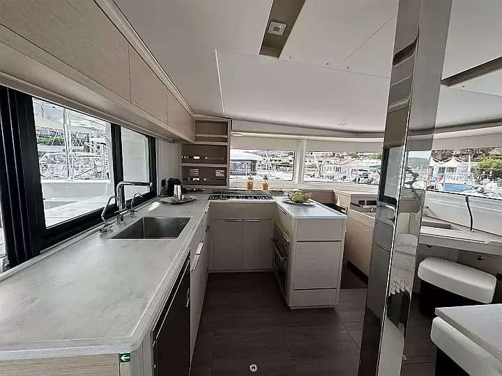Lagoon 46 in Salerno / Marina d'Arechi - Photo 4