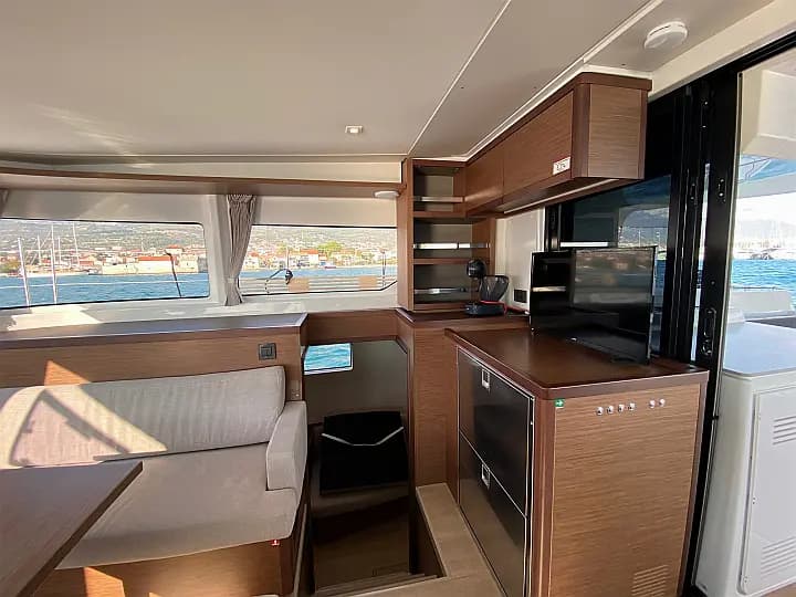 Lagoon 46 in Kaštel Gomilica / Marina Kaštela - Photo 5