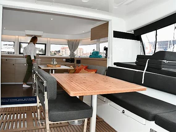 Lagoon 43 in Dubrovnik / ACI Marina Dubrovnik 的甲板布局图