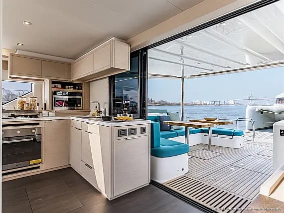 Lagoon 55 in Ibiza / Santa Eulària des Riu / Marina Santa Eulalia - Photo 3