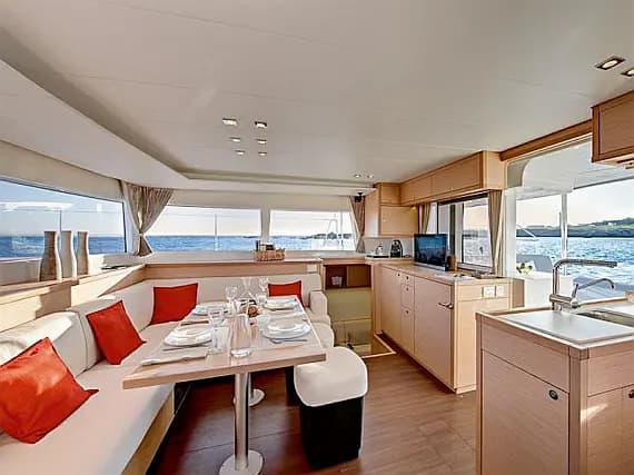 Lagoon 450 Fly in Santorini / Vlichada port - Photo 3