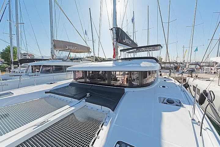 Lagoon 42 in Paros port - Photo 5