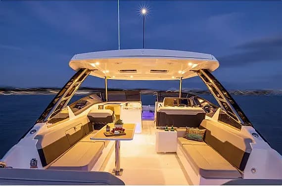План на палубата на Aquila 32 Sport in Sardinia / Cannigione