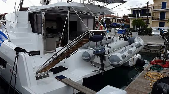 План на палубата на Bali 4.2 in Lefkada / Nikiana Marina