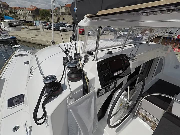 Lagoon 380 in Šibenik / D-Marin Marina Mandalina - Photo 3