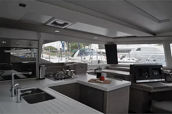 Astréa 42 in Athens / Alimos Marina - Photo 3