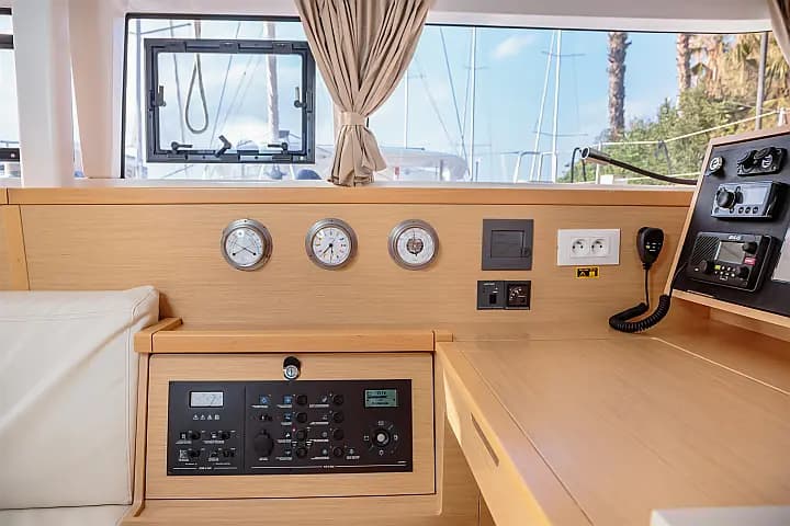 Lagoon 400 S2 in Sicily / Furnari / Marina Portorosa - Photo 4