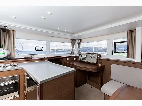 Lagoon 450 Fly in Sardinia / Golfo Aranci / Mare Fun Charter & Marina - Photo 3