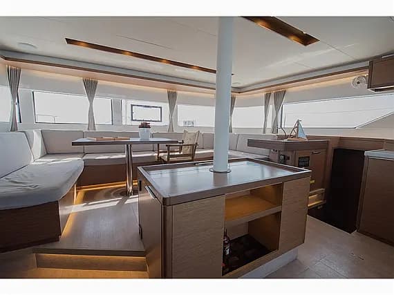 Lagoon 50 in Paros port - Photo 2