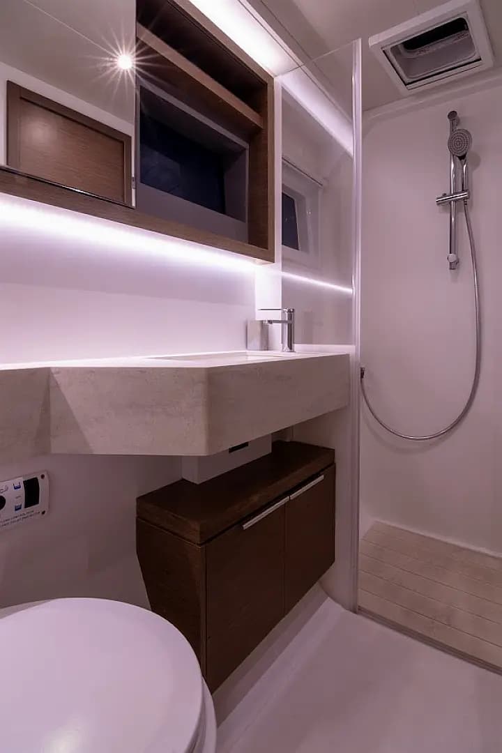 Lagoon 50 in Paros port - Photo 5