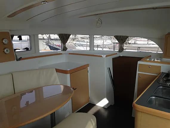 Lagoon 380 in Athens / Alimos Marina - Photo 3