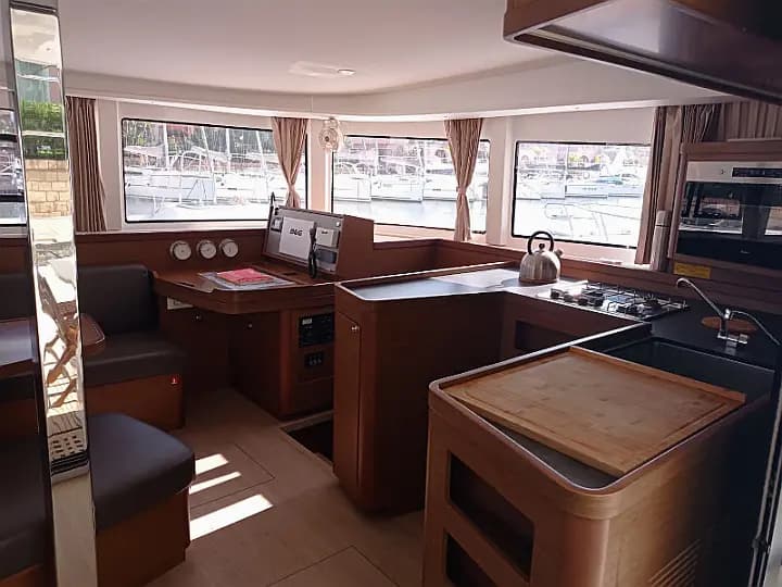 Lagoon 42 in Sicily / Palermo / Marina Villa Igiea - Photo 4