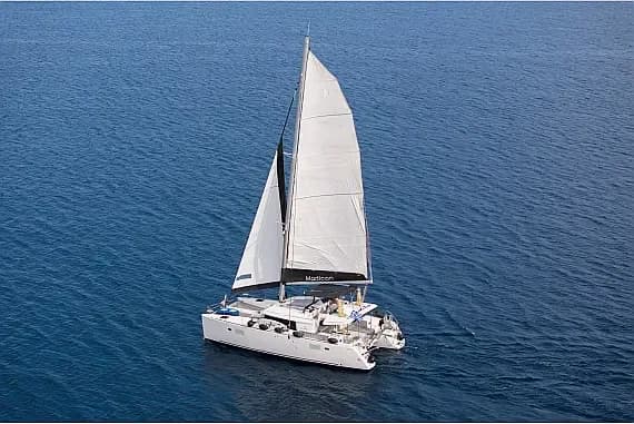 Lagoon 450 Fly in Santorini / Vlichada port - Photo 1