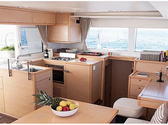 Lagoon 450 in Ibiza / Santa Eulària des Riu / Marina Santa Eulalia - Photo 2