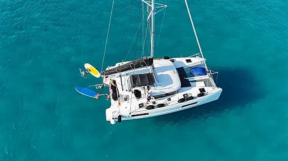 Lagoon 40 in Ibiza / Santa Eulària des Riu / Marina Santa Eulalia 的甲板布局图