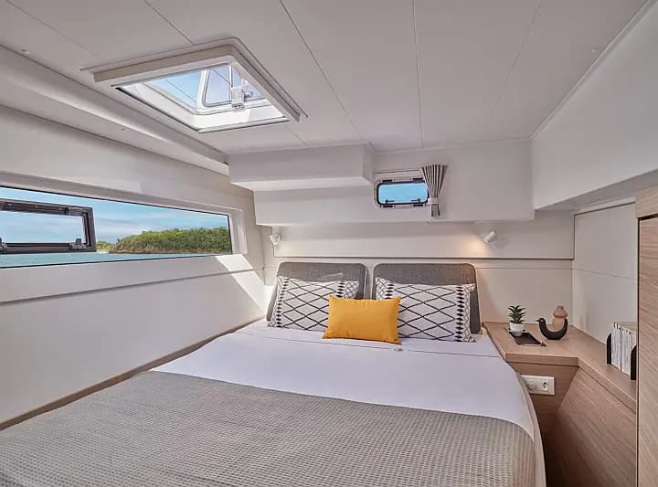 Lagoon 40 in Ibiza / Santa Eulària des Riu / Marina Santa Eulalia - Photo 4