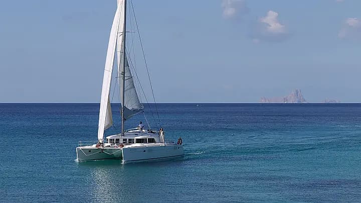 Lagoon 440 in Ibiza / Santa Eulària des Riu / Marina Santa Eulalia - Photo 4