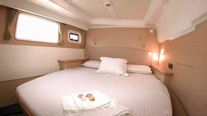 Lagoon 440 in Ibiza / Santa Eulària des Riu / Marina Santa Eulalia - Photo 5