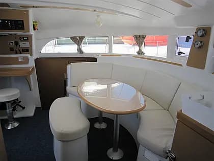 Lagoon 380 in Lavrion Main Port - Photo 2