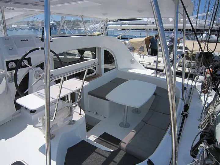 Lagoon 380 in Lavrion Main Port - Photo 4