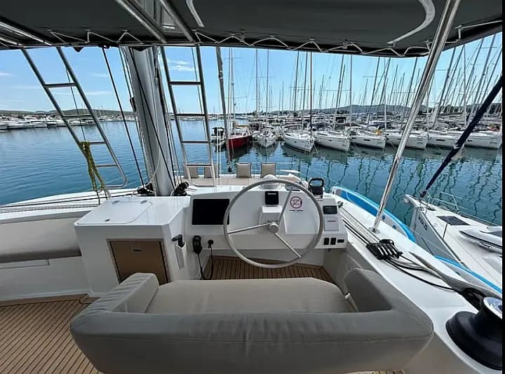 Bali 5.4 in Eden Island / Mahe, Victoria / Eden Island Marina - Photo 4