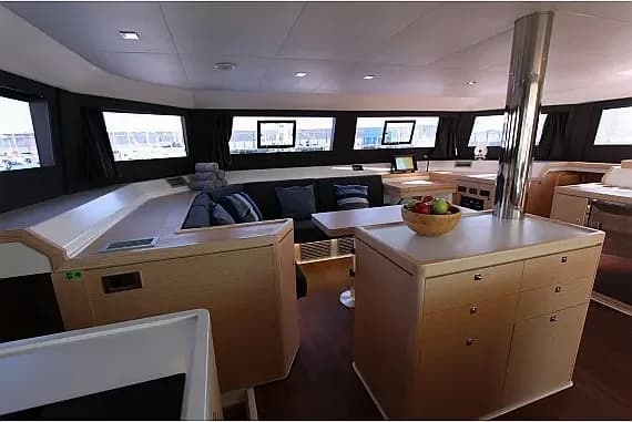 Dufour Catamaran 48 in Salerno / Marina d'Arechi - Photo 2