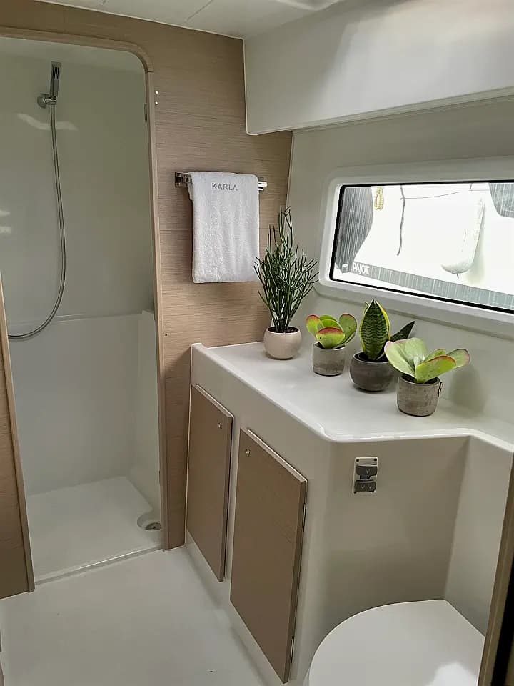 Lagoon 42 in Paros port - Photo 3