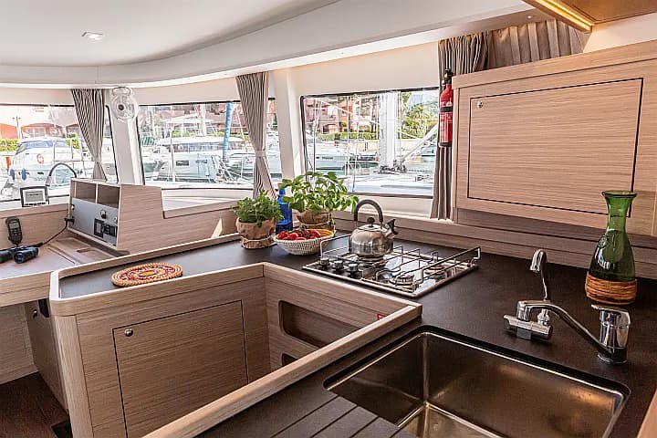 Lagoon 42 in Sicily / Furnari / Marina Portorosa - Photo 3