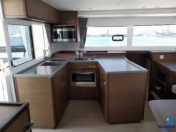 Lagoon 450 Fly in Paros port - Photo 2