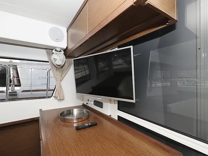Lagoon 40 in Sukošan / D-Marin Dalmacija Marina - Photo 5