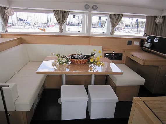 Lagoon 400 S2 in Lavrion Main Port - Photo 2