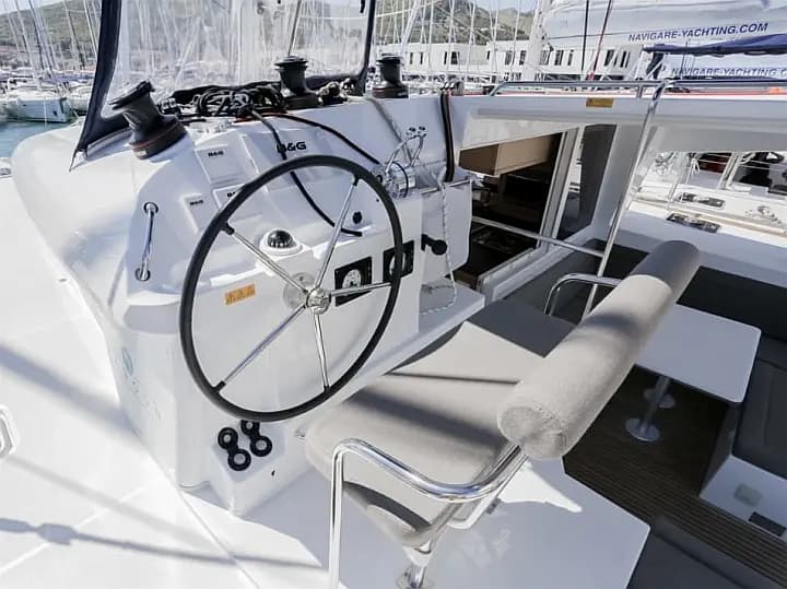 Lagoon 400 S2 in Ibiza / Santa Eulària des Riu / Marina Santa Eulalia - Photo 3