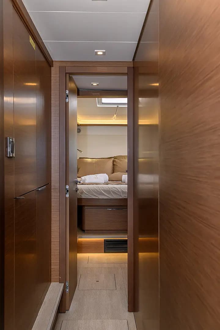 Lagoon 46 in Paros port - Photo 5