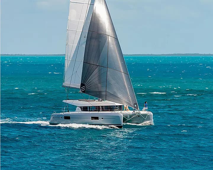 Lagoon 42 in Paros port - Photo 3