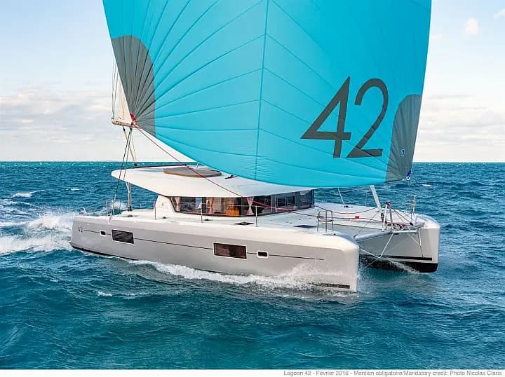 Lagoon 42 in Paros port - Photo 5