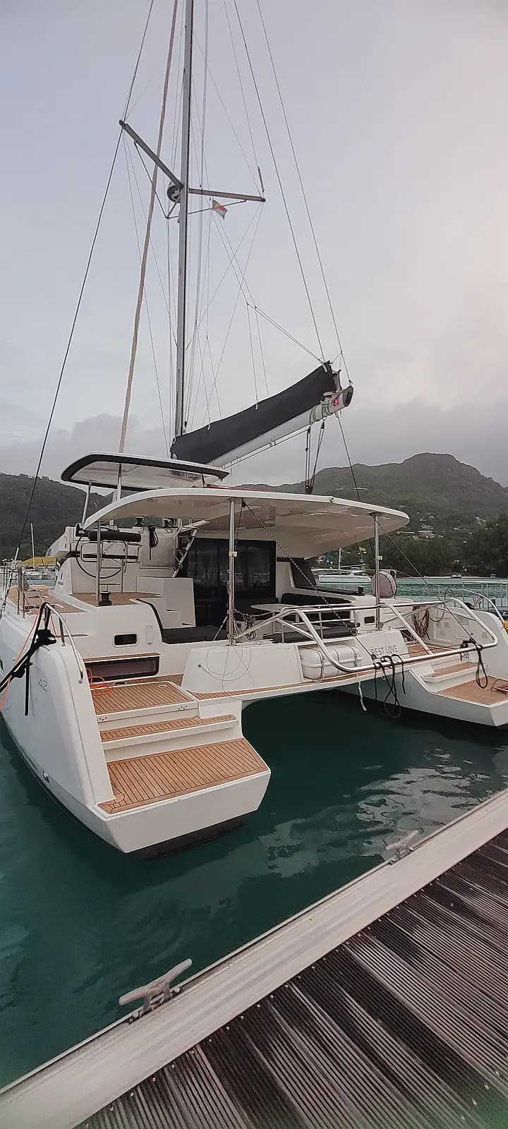Lagoon 42 in Eden Island / Mahe, Victoria / Eden Island Marina - Photo 3