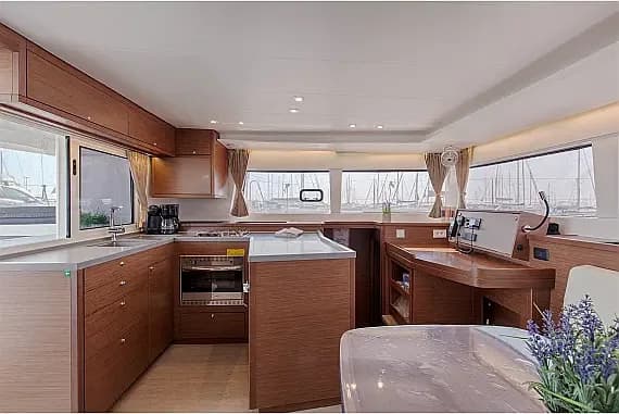 Lagoon 450 Fly in Athens / Alimos Marina - Photo 2
