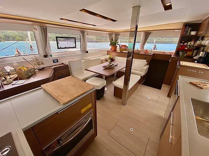 Lagoon 46 in Eden Island / Mahe, Victoria / Eden Island Marina - Photo 4