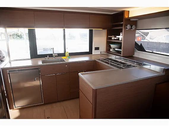 Lagoon 46 in Paros port - Photo 2