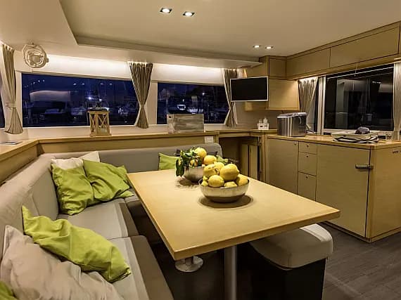 Lagoon 450 in Sicily / Capo d'Orlando Marina - Photo 2