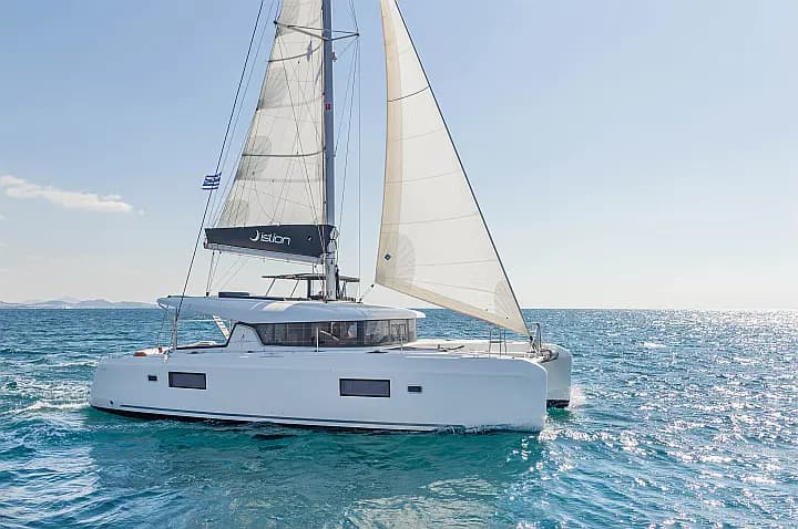 Lagoon 42 in Paros port - Photo 5