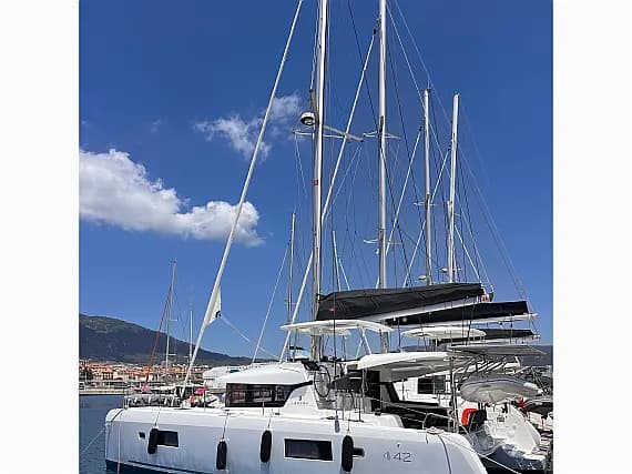 Lagoon 42 in Corsica / Ajaccio / Port Tino Rossi - Photo 2