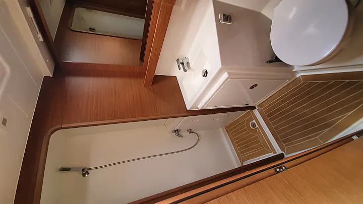 Lagoon 42 in Hyeres - Photo 4