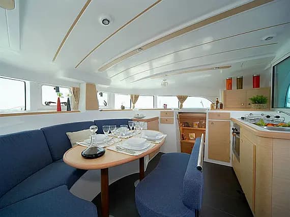 Lagoon 380 in Paros port - Photo 2