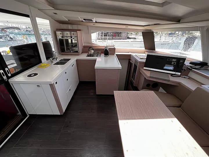 Astréa 42 in Sukošan / D-Marin Dalmacija Marina - Photo 4