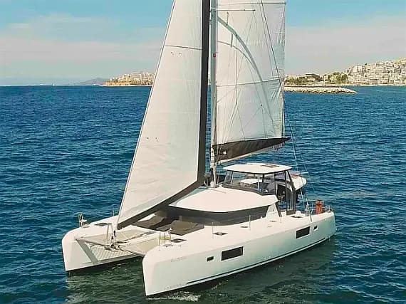 Lagoon 42 in Paros port - Photo 1