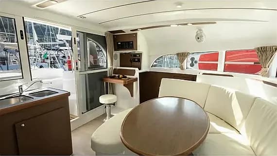 Lagoon 380 in Vibo Marina - Photo 2